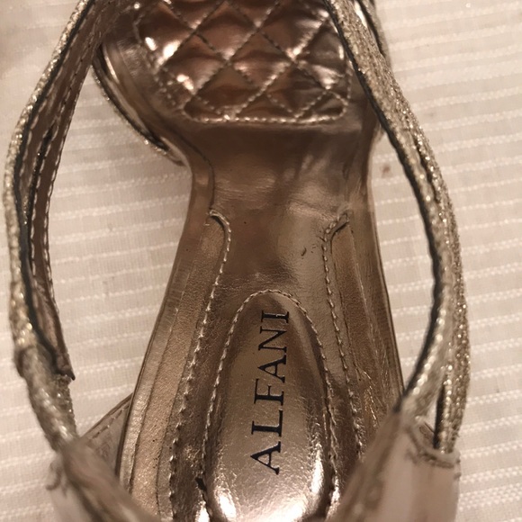 👠 Stunning Alfani  Sparkly Gold Heels 6.5m EUC 👠 - Picture 6 of 8